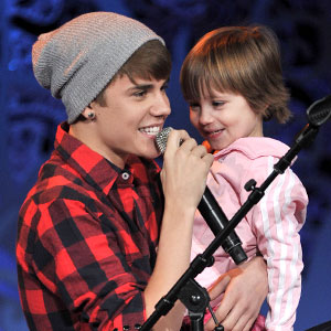 bieber justin sister jazmyn christmas singing jazzy his cuteness kills concert holidays eonline