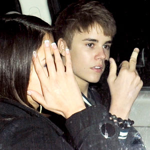 Justin Bieber Flips Off Photogs With Birthday Salute Tweets Apology E News 3273