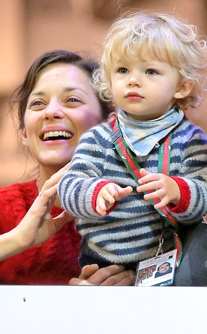 Telle mère tel fils Marion Cotillard et son fils sont superbes à un concours hippique E