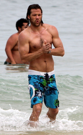 Jared Padalecki di Supernatural sfoggia il fisico in spiaggia a Rio E