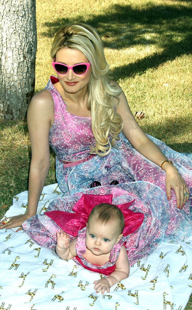 Holly Madison And Daughter Rainbow Aurora Wear Matching Frilly Pink Dresses At The Park—see The 5793