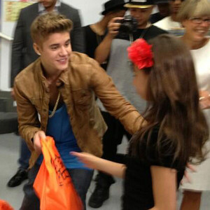 Justin Bieber Surprises Fans at Elementary School, Donates Yearlong