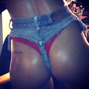 Attention Chris Brownrihanna Flaunts Bare Butt On Instagram—see The 