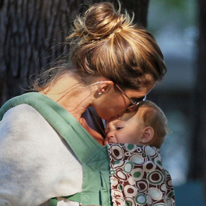 Gisele Bündchen Shows Daughter Vivian Lots Of Love On Morning Walk E News