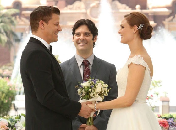 does bones ever hook up with booth
