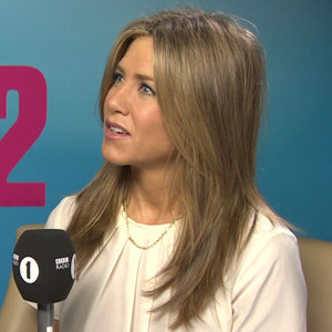 Jennifer Aniston Pranks A Bbc Radio Host And Makes Him Cry—watch Now 