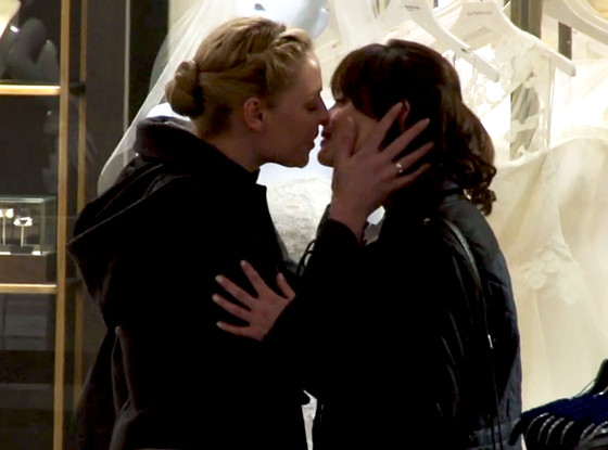 First Look Katherine Heigl And Alexis Bledel Play Lesbian Couple Smooch In Jennys Wedding E 