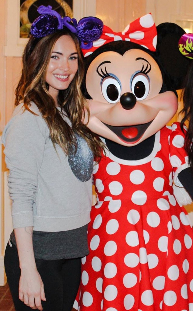 Megan Fox And Brian Austin Green Visit Disneyland Meet Minnie Mouse 7258