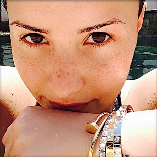 Demi Lovato Posts Sexy Bikini Selfie Shows Off Freckles In No Makeup