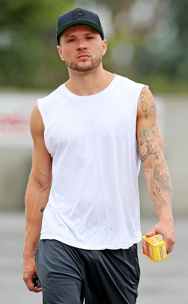 Ryan Phillippe Turns 40 Jokes About His Older Gentleman Status E News