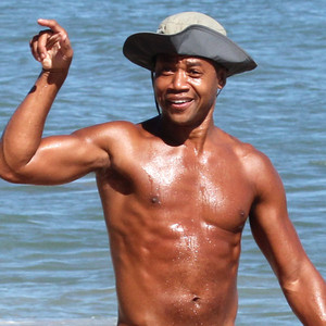 Cuba Gooding Jr. Flashes Abs, Drops His Shorts: See the 