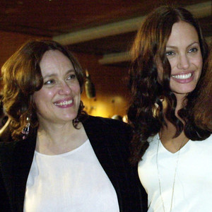 Angelina Jolie Opens Up About Late Mother Marcheline Bertrand I Feel Her All The Time E News 
