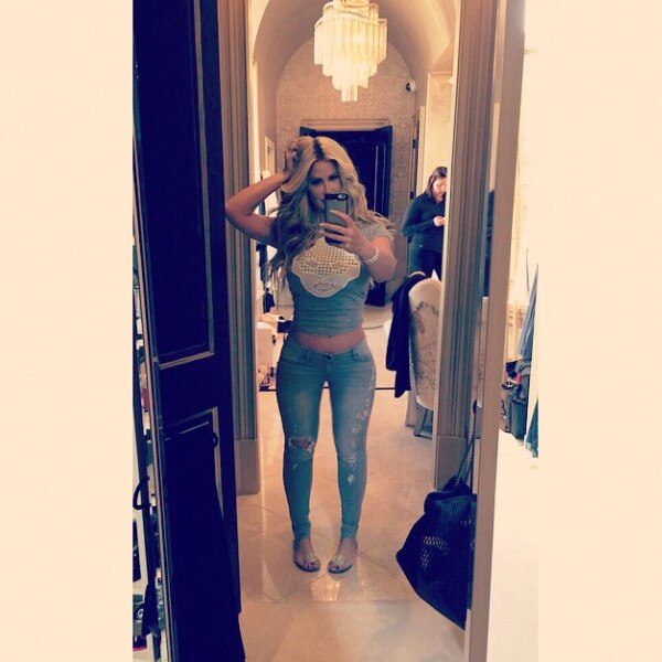 Kim Zolciak S Waist Is So Tiny See The Pic Of Her Hot Body And Curves E News