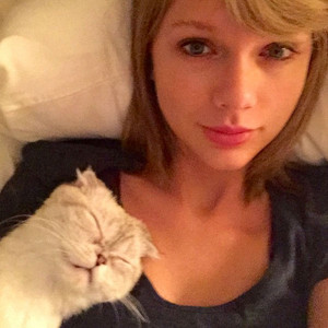 Taylor Swift Proves She Woke Up Like This With Gorgeous Makeup Free Selfie—and Olivia Benson