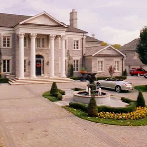 So Fetch Regina Georges Mean Girls Mansion Is Up For Sale E News 3726