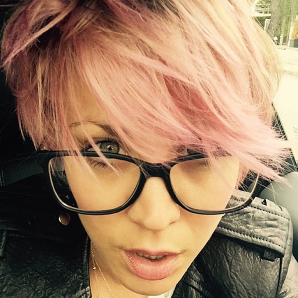 Kaley Cuoco Sweeting Dyes Her Hair Pink And Takes It A Step Further—see The Photos E News