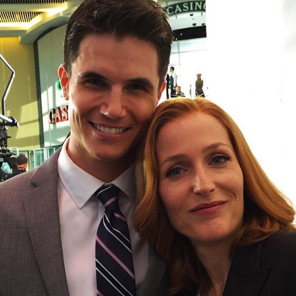 Robbie Amell, Gillian Anderson Robbie Amell, Gillian Anderson