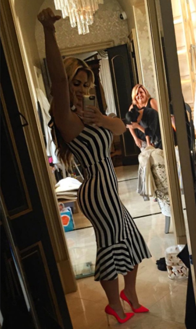 Kim Zolciak Flaunts Hot Bod In Sexy New Instagram Shots Love My Curves E News 8227