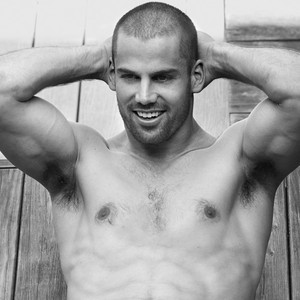 Eric Decker Shows Off His Washboard Abs In Flaunt Magazine—see The Sexy 