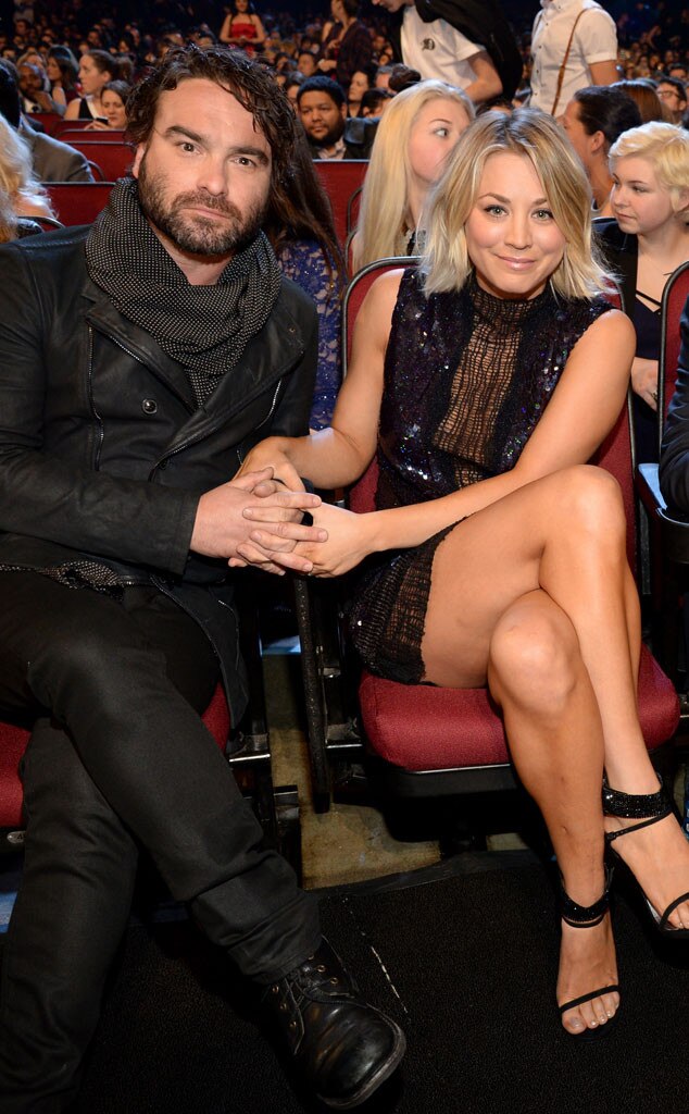 The Big Bang Theorys Kaley Cuoco And Johnny Galecki Get Close At The 7033