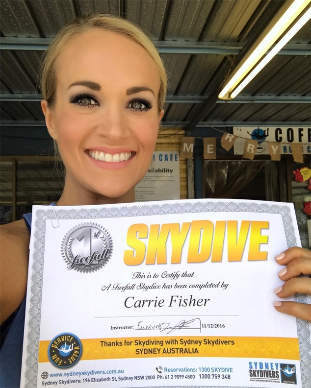 rs_634x792-161211104705-634-carrie-underwood-skydiving-121016.jpg