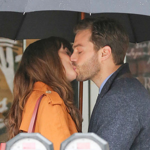 Action Dakota Johnson And Jamie Dornan Share A Hot Kiss In The Rain While Shooting Fifty Shades