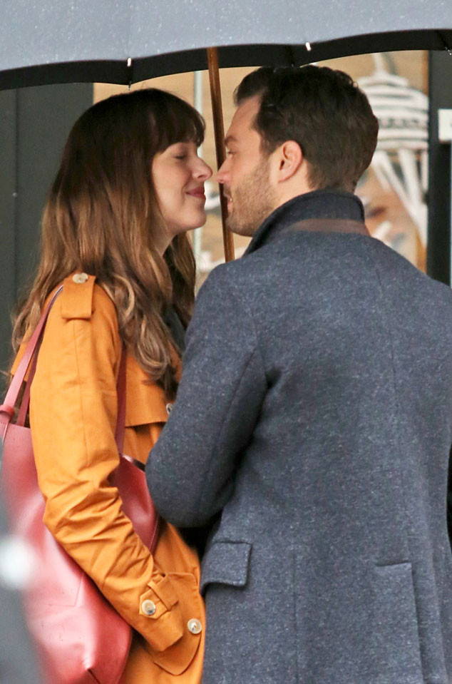 Action Dakota Johnson And Jamie Dornan Share A Hot Kiss In The Rain While Shooting Fifty Shades 