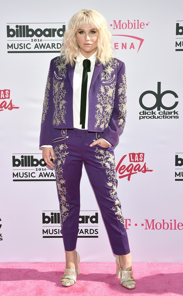 rs_634x1024-160522164719-634.Kesha-Billb