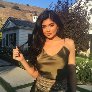 Kylie Jenner Shoots Down Breast Implants Rumors With One Hilarious Tweet E News 