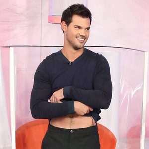 Taylor Lautner Flashes His Abs Before Getting Soaked on TV
Taylor Lautner