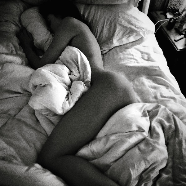Ночью лёжа в кровате девушка ласкает небольшую грудь фото