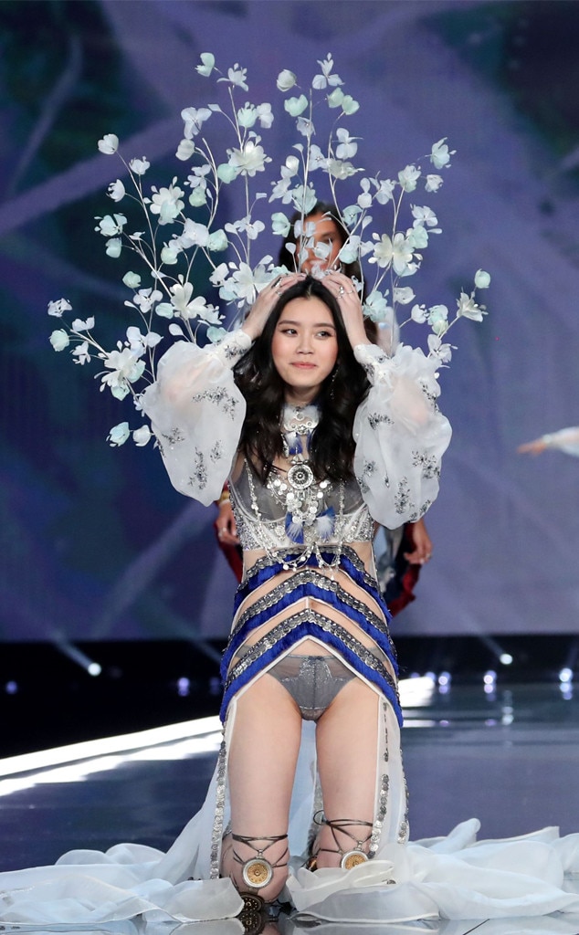 See Model Ming Xi Recover Like A Pro After Falling At The 2017 Victoria S Secret Fashion Show