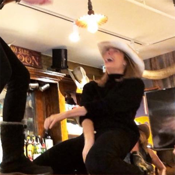 LeAnn Rimes Recreates Coyote Ugly Bar Scene 17 Years Later | E! News