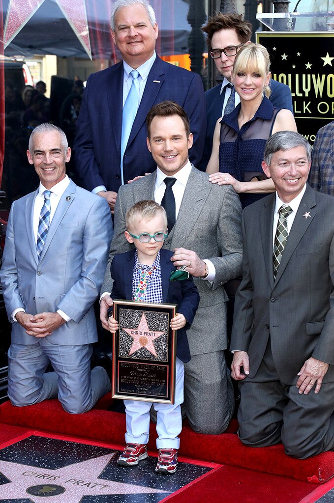 Chris Pratt med familie på bildet
  