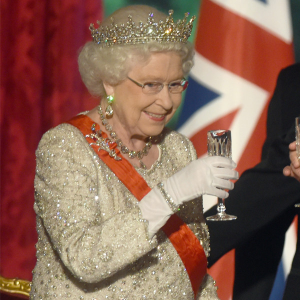 Cheers Your Majesty Queen Elizabeth Ii Has Four Drinks A Day E News