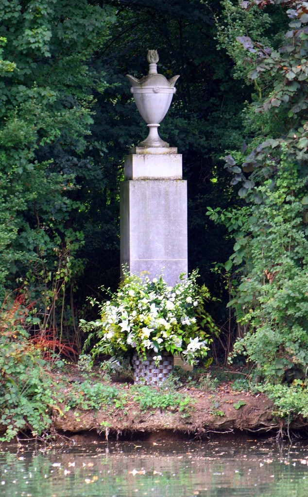 Princess Diana, Urn Statue