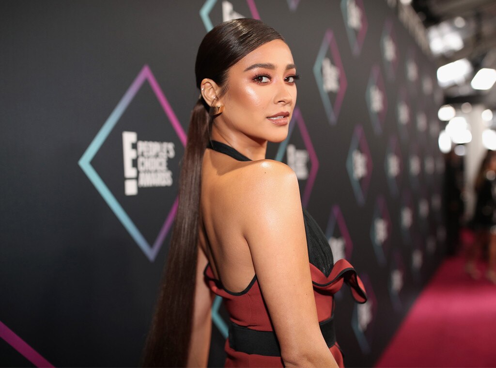 Shay Mitchell From People S Choice Awards 2018 Candid Moments E News