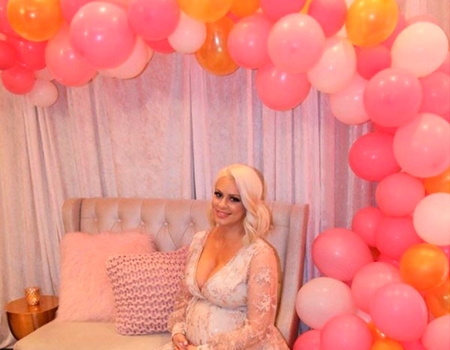 Avril Lavigne With Balloons 5