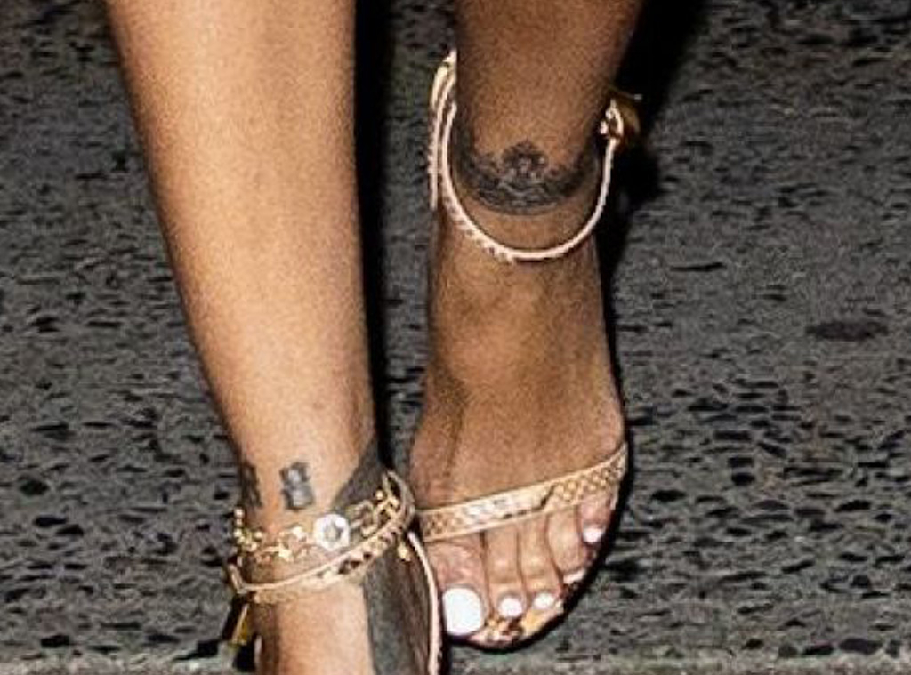 Rihanna, Pink hat, pink dress