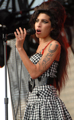 Grammy Girl From Remembering Amy Winehouse E News 6520