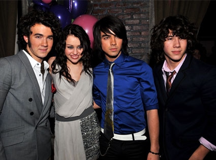 Miley Cyrus, Jonas Brothers