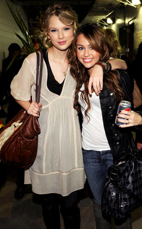 Taylor Swift And Miley Cyrus From 2009 Grammys Party Fotos E News 