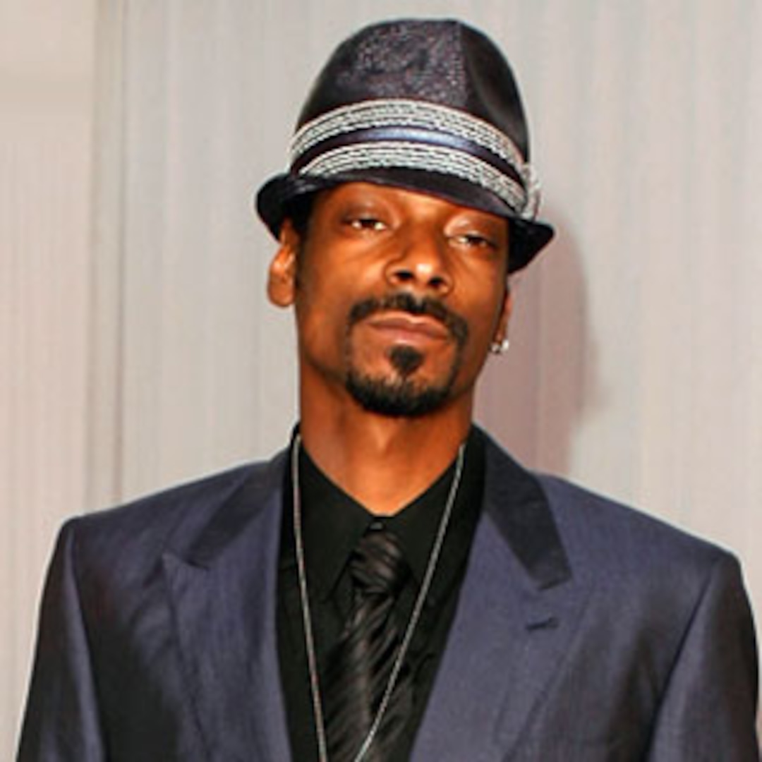 snoop dogg takes on santa claus epic holiday rap battle snoop dogg takes on santa claus epic holiday rap battle