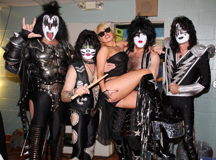 425.kiss.gaga.cm.82210.jpg