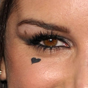 which celeb has a heart on her face e online au