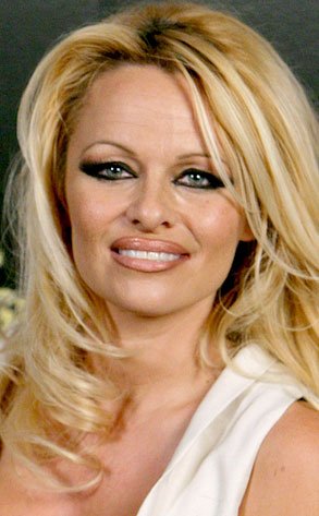 Памела андерсон макияж фото Pamela Anderson from Celebrity Makeup Mishaps E! News Deutschland