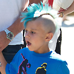 What Is Gwen Stefani S Kid Doing With A Blue Mohawk E Online