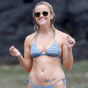 Bikini Shot Of The Day Reese Witherspoon Brings The Heat To Hawaii E Online 