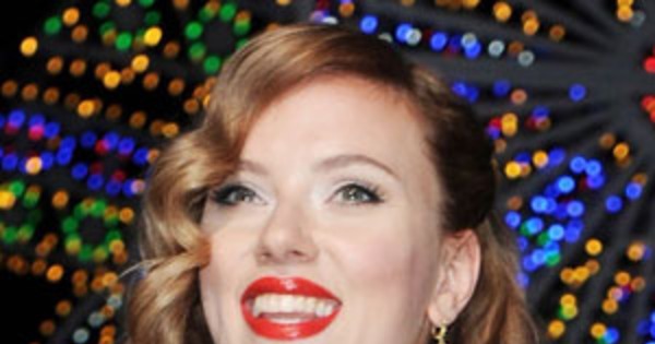Scarlett Johansson is red hot in Decembers Vanity Fair 