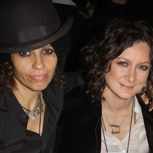 Linda Perry, Sara Gilbert